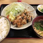 Ni kou - 焼鳥定食。写真上部にマヨが見えます。