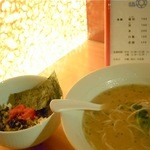 楽観 - 白いスープに高菜めし、パッと見は九州ぽいね