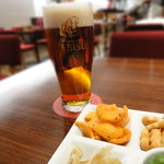 ヱビスビール記念館 - 琥珀エビスとスナックミックス