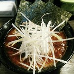 家系ラーメン クックら - 【限定】コブラ  ９００円(税込)  辛さは３段階から選ぶ。４辛以上は＋１００円。チャーシューは薄めのが２種類１枚ずつ。ほうれん草はクックらにしては少なめ、太切りの白髪葱、しっかりとした海苔３枚。