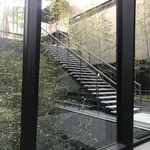 SCALAE - 大きな窓から降り注ぐ光が綺麗です。