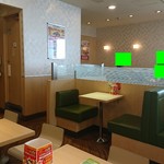 マクドナルド - 店内。