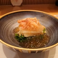 ままごとや - たいらぎ貝と梅肉のジュレ　サクラマスのルイベを乗せて