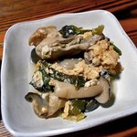 よし半 - お通し「カキとキノコの卵とじ」