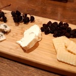 Cafe&Shop Seed - チーズの盛り合わせとソムリエ自ら製造を手掛ける枝付きレーズン