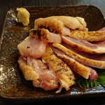 ひな鳥 そのだ - 鳥刺し(むね肉とモモ肉の盛り合わせ・食感と味わいの対比が楽しい)