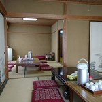 魚春 - 奥のお座敷から見ると…こんな感じ。