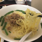 餃子の富都 - 麺は中細ストレート麺です