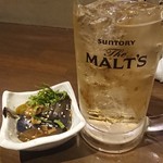 飲んべぇ食堂 らくだ屋 - お通しとハイボール(ジョッキ)