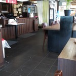 神田パーキングエリア（下り） フードコート - 店内風景です。