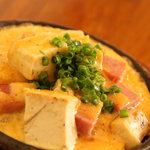 Shima Yasai Kafe Ri Harou Bichi - 冬の新メニュー　”SPAMと島豆腐の鉄板チーズチャンプルー”　熱々トロトロですよ◎