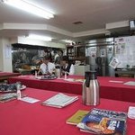 そば専科　植田塾 - 教室のような店内