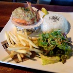 ワイキキ - ロコランチ(サラダ・スープ付き)大盛り無料880円(外税)から、ガーリックシュリンプ(大ぶりの海老を殻ごとがぶりと!!)を注文。