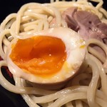 三田製麺所 - カジった味玉。