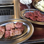 焼肉湖畔 - ロース（左）、カルビ（右）