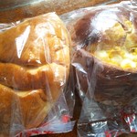 榊原ベーカリー - 右がとうもろこしパン130円
左がりんごパン130円です