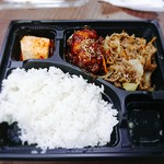 Kan supun - ★ランチ弁当 600円 しょうが焼きと一緒に肉団子かと思ったら唐揚げにカレーソースかけたものが入ってた！コレが以上に不味い！コチュジャンかけただけの豆腐も美味しくない