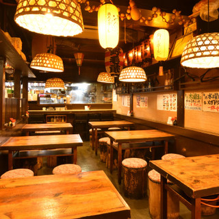 提灯はすべて手作り。店主のお父さんが使っていた教科書が使われているんですよ！