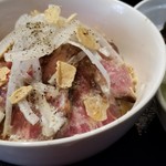 焼肉 昴 - ローストビーフ丼　850円（ランチ）