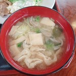 みやこ食堂 - この日の味噌汁は豆腐・油揚げ・白菜の組み合わせ
