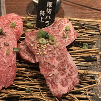 焼肉ぽんが 田町店 - 特上厚切りハラミ。
                    美味し。