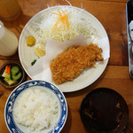 Tonkatsu Akari - お昼限定のロースかつランチ定食なら980円。