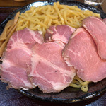 支那そば 僉 - ロゼ色の薄切りチャーシューが肉肉しくて素敵！