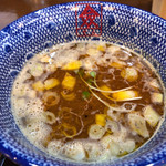 支那そば 僉 - 煮干し鰹節かおる優しい甘さの醤油スープ！