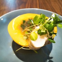 ル スプートニク - メイン1　くり抜いたパパイヤ　ヒラスズキ　アサリと椎茸のスープ　生姜