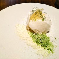 ル スプートニク - デセール　メレンゲ　イチゴとココナッツのムース　フェンネルのソース　凍らせてフレーク状にしたもの