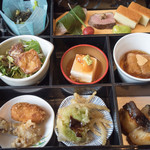 なだ万 - 櫻弁当が終わる前にまたきました