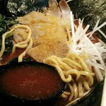 家系ラーメン クックら - コブラの赤いスープ。麺はもちもちちょっと手前のむっちりとしたしたもの。