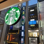 スターバックスコーヒー - 2019/04 ＪＲ新宿駅東口の新宿通り沿いの新宿ミニムビルⅠ・Ⅱの３階に位置するスターバックスコーヒー TSUTAYA BOOK APARTMENT Shinjuku店。３階〜４階には Book Lounge があり、それらの席も利用できる