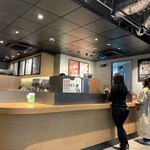 スターバックスコーヒー - 2019/04 ＪＲ新宿駅東口の新宿通り沿いの新宿ミニムビルⅠ・Ⅱの３階に位置するスターバックスコーヒー TSUTAYA BOOK APARTMENT Shinjuku店…注文・レジ・受け渡しカウンター