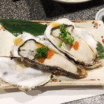 だるまや - 殻付き生カキ。