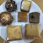 マモン エ フィーユ - 中央はエンガディナー、ほか右奥から時計回りにケークオランジュ、マロンケーク、レーズンサンド、春苺サンド、マドレーヌオランジュ、フロランタンショコラ