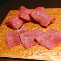 炭火焼肉 ふちおか - 厚切りタン
                      薄切りタン