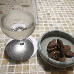 Pigurono Shita - 日本酒（ミーノ・デ・ブラン）と鳥肝の山椒煮