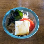 きらく - 絹豆腐のワカメの和風ドレッシングサラダ。家庭的ヘルシー。