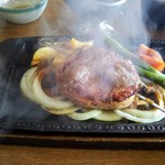 きらく - ブロシェットが斜めに刺さってます。このまま持ち上げて食うのか？ワイルド！