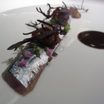 レフェルヴェソンス - 秋刀魚をクリュで、その肝とブラックオリーブオイルのソース、ヴァイオレットトマト、紫蘇、芥子水菜1