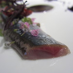 レフェルヴェソンス - 秋刀魚をクリュで、その肝とブラックオリーブオイルのソース、ヴァイオレットトマト、紫蘇、芥子水菜3