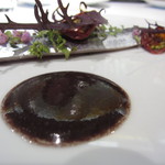 レフェルヴェソンス - 秋刀魚をクリュで、その肝とブラックオリーブオイルのソース、ヴァイオレットトマト、紫蘇、芥子水菜4