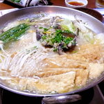 Chanko Shibamatsu - メインのちゃんこ鍋。油揚げやうどんに味が染みて美味しい