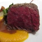 レフェルヴェソンス - 収穫～ 信州和牛モモ肉のロティとそのジュ、バターナッツのピュレとヴィネーグルレデュイ、フダンソウ、ジロール茸1