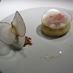 レフェルヴェソンス - 蝶のさがしもの～ カルダモン香る紅玉と発酵乳のアイスクリーム、ジャックローズのジュレとフィヤンティーヌ、ベコニアのお花1