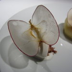 レフェルヴェソンス - 蝶のさがしもの～ カルダモン香る紅玉と発酵乳のアイスクリーム、ジャックローズのジュレとフィヤンティーヌ、ベコニアのお花2