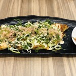 点天バル - 大阪葱マヨ餃子。肝心の葱が業務用にカットされた物っぽくて食感がイマイチ。右の小鉢はいらないので、安くして欲しい。