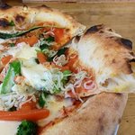 真鶴ピザ食堂KENNY - 菜の花としらすと桜海老部分のアップ（2019.3）