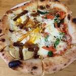 真鶴ピザ食堂KENNY - 「焼豚と卵とたけのこ＆菜の花としらすと桜海老」のハーフ＆ハーフ（2019.3）